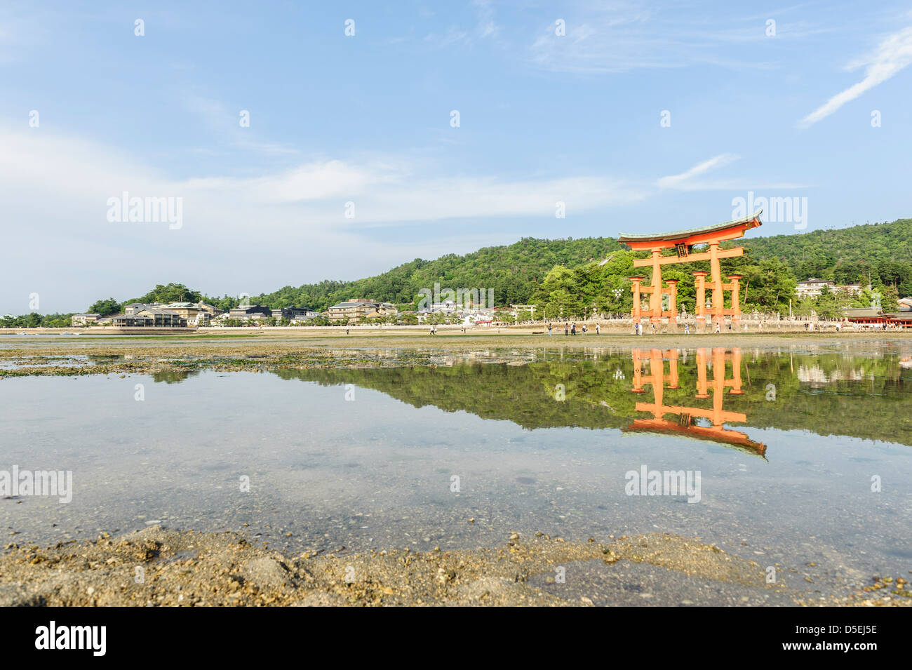 Vue sur le grand Torii flottant d'Itsukushima, sanctuaire, Miyajima, Japon, Asie Banque D'Images