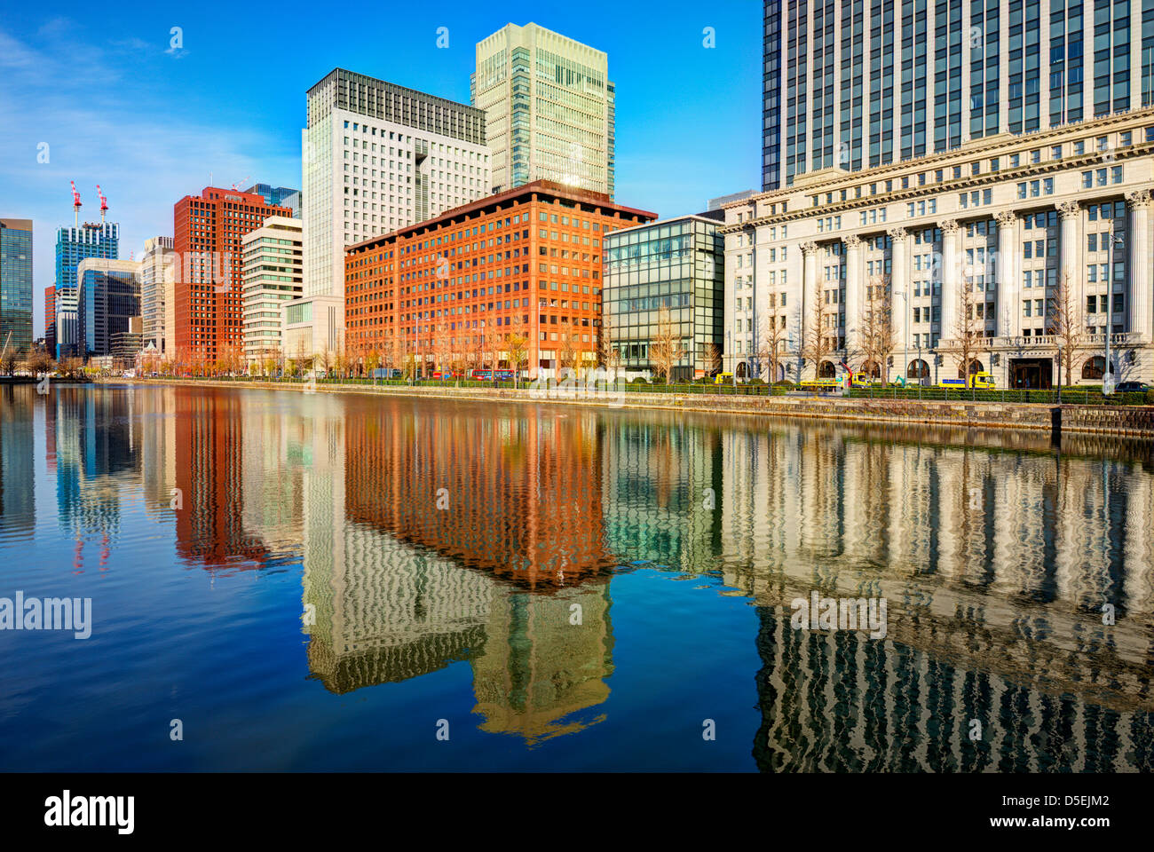 Bâtiments reflètent sur le fossé du Palais Impérial dans le quartier Marunouchi de Tokyo, Japon. Banque D'Images