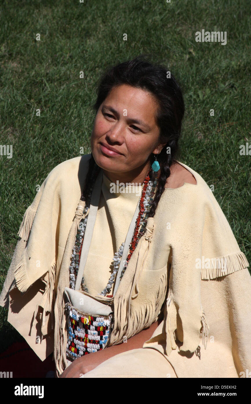 Un Native American Indian woman sitting on a Blanket Banque D'Images