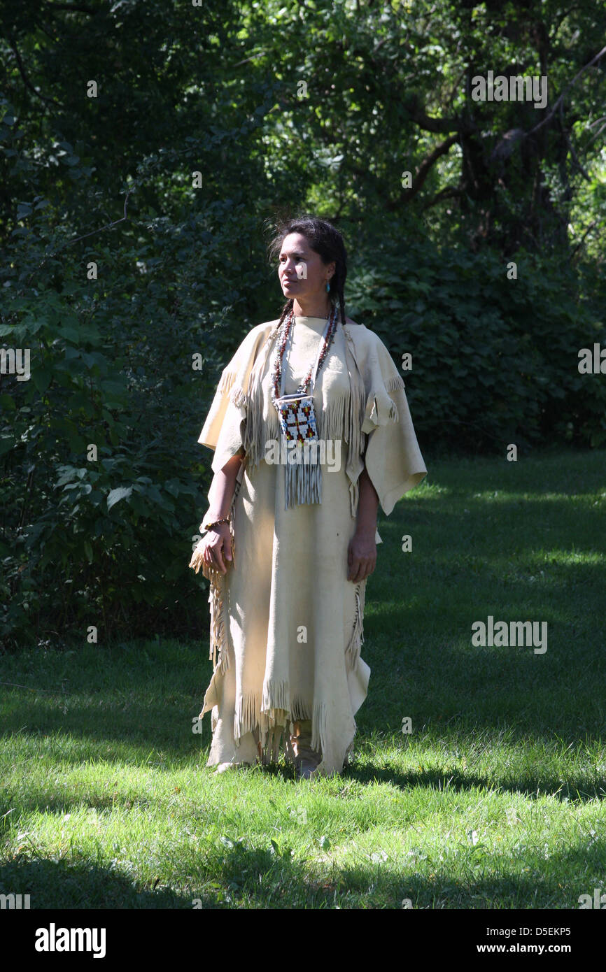 Un Native American Indian Sioux Lakota woman standing dans une robe en cuir Banque D'Images
