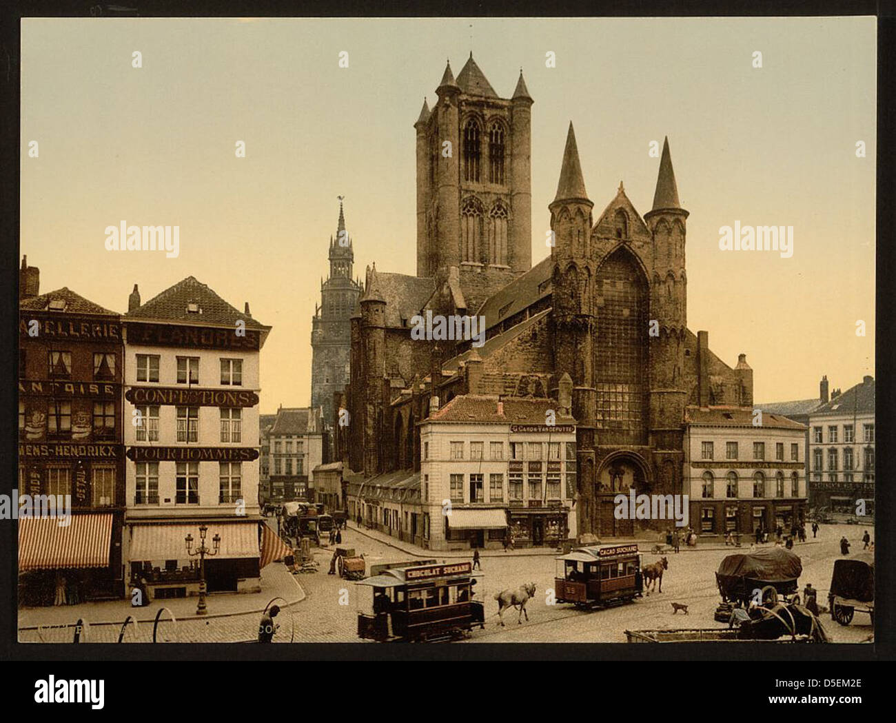 L’église Nicolas de Gand, en Belgique, est un exemple étonnant d’architecture gothique. Le beffroi et la conception complexe de l'église sont un point central dans le centre historique de la ville, attirant l'attention sur sa signification culturelle et religieuse. Banque D'Images