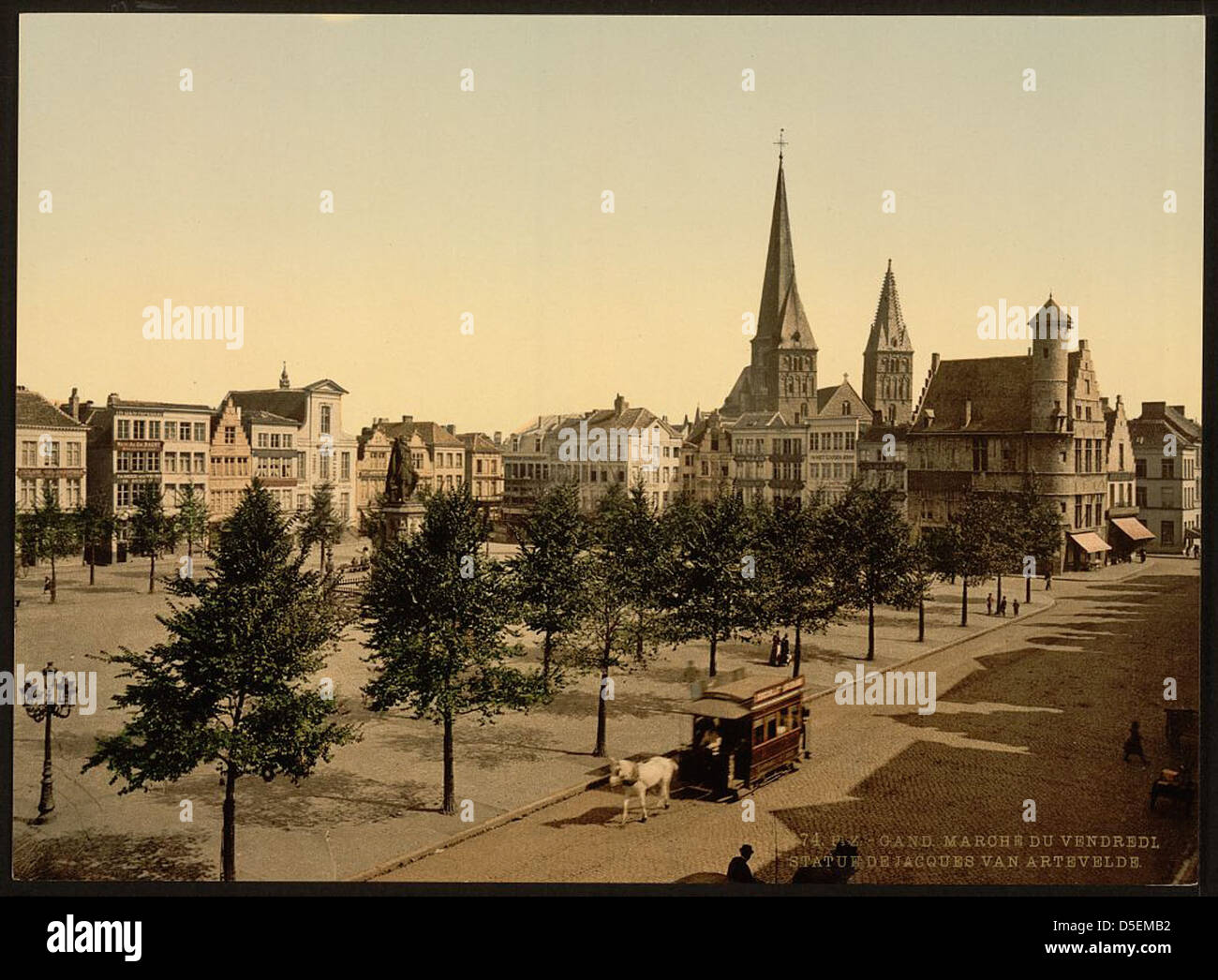 Une photographie montrant un marché du vendredi à Gand, en Belgique, avec la statue de Jean d'Artevelde en arrière-plan. L'image capture à la fois le marché et le monument historique. Banque D'Images