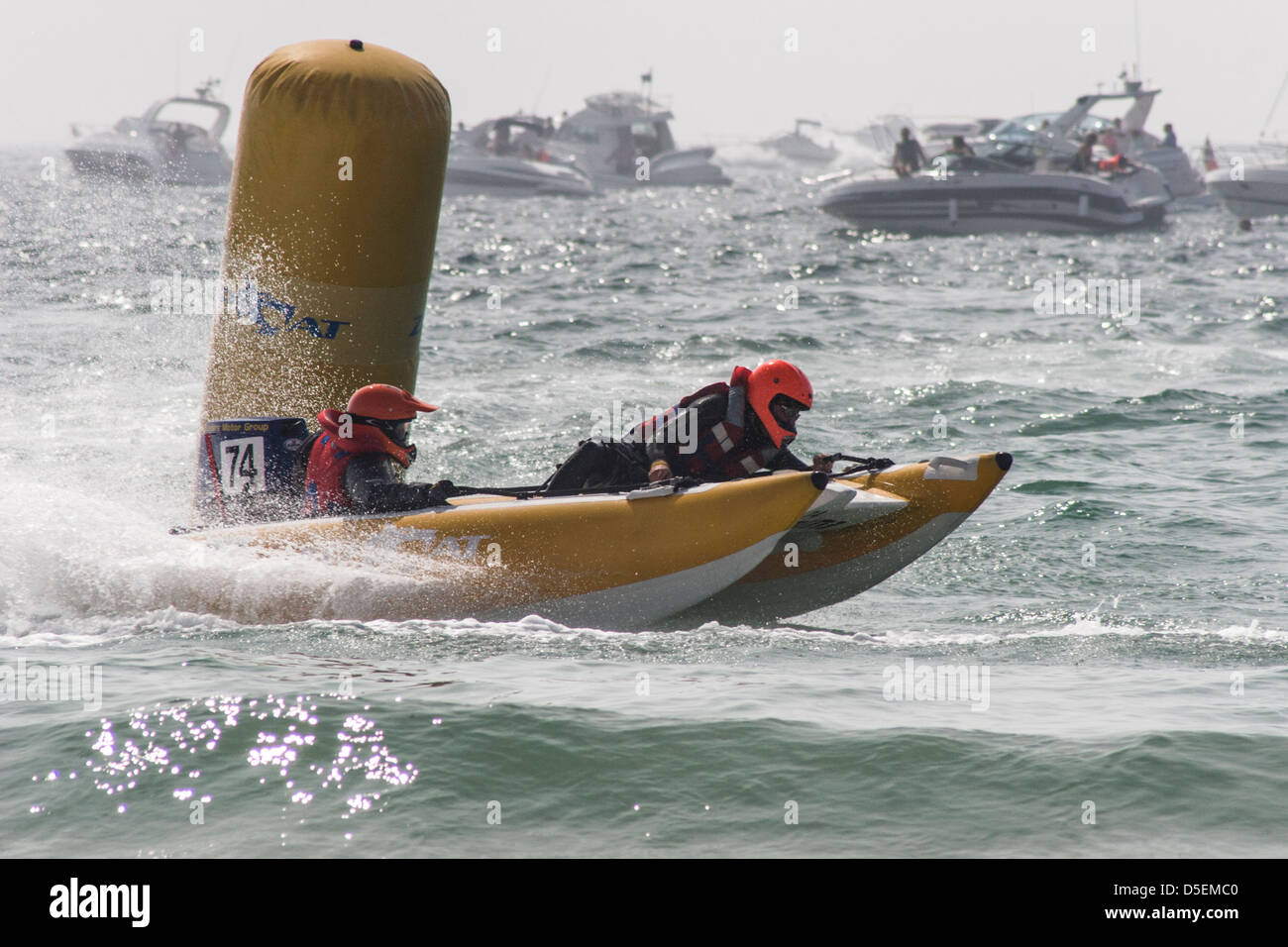 Course de bateau - Zapcat sur eau agitée Banque D'Images