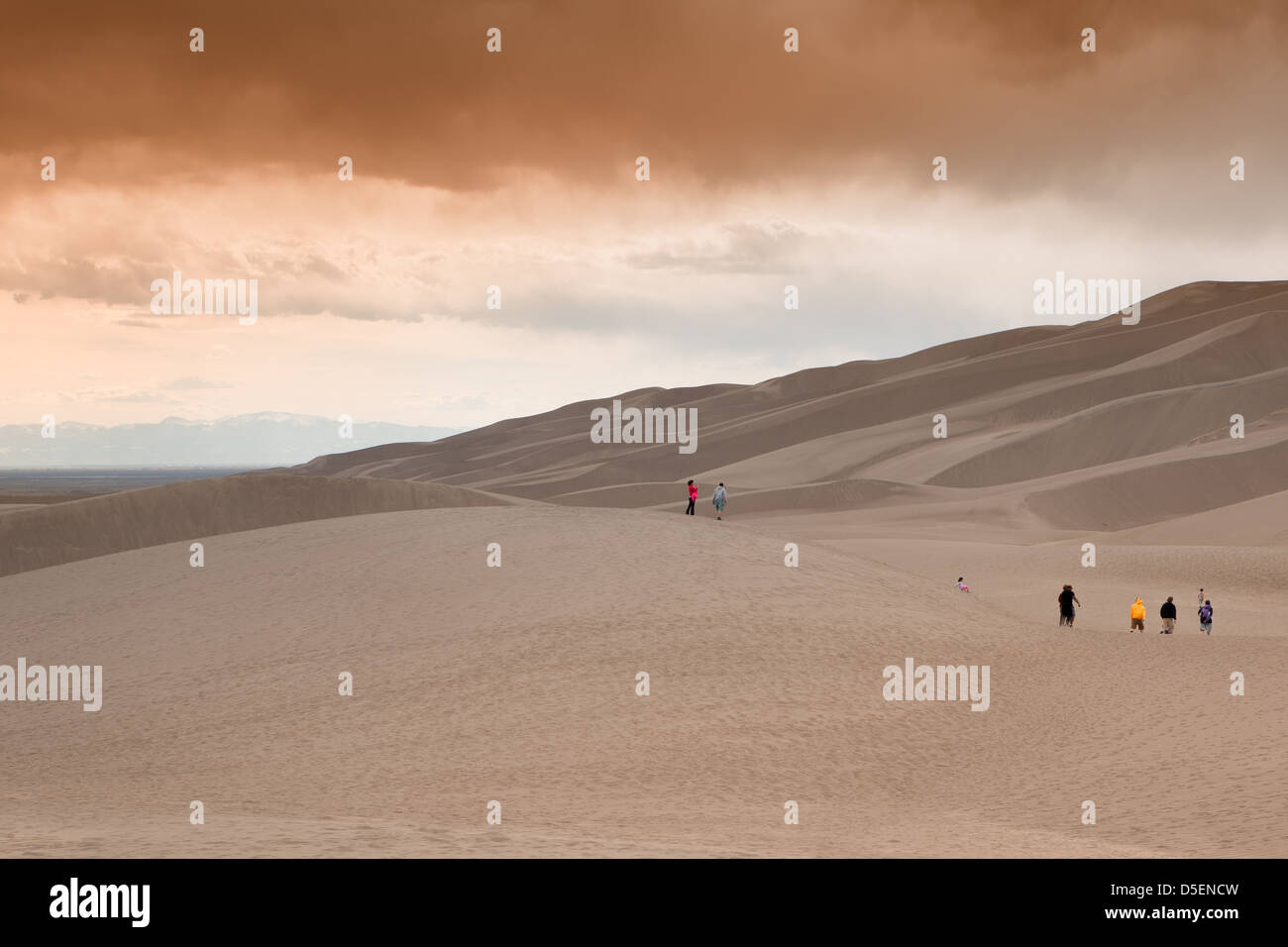 Les touristes se promener le long des dunes au Great Sand Dunes National Park and Preserve au Colorado Banque D'Images