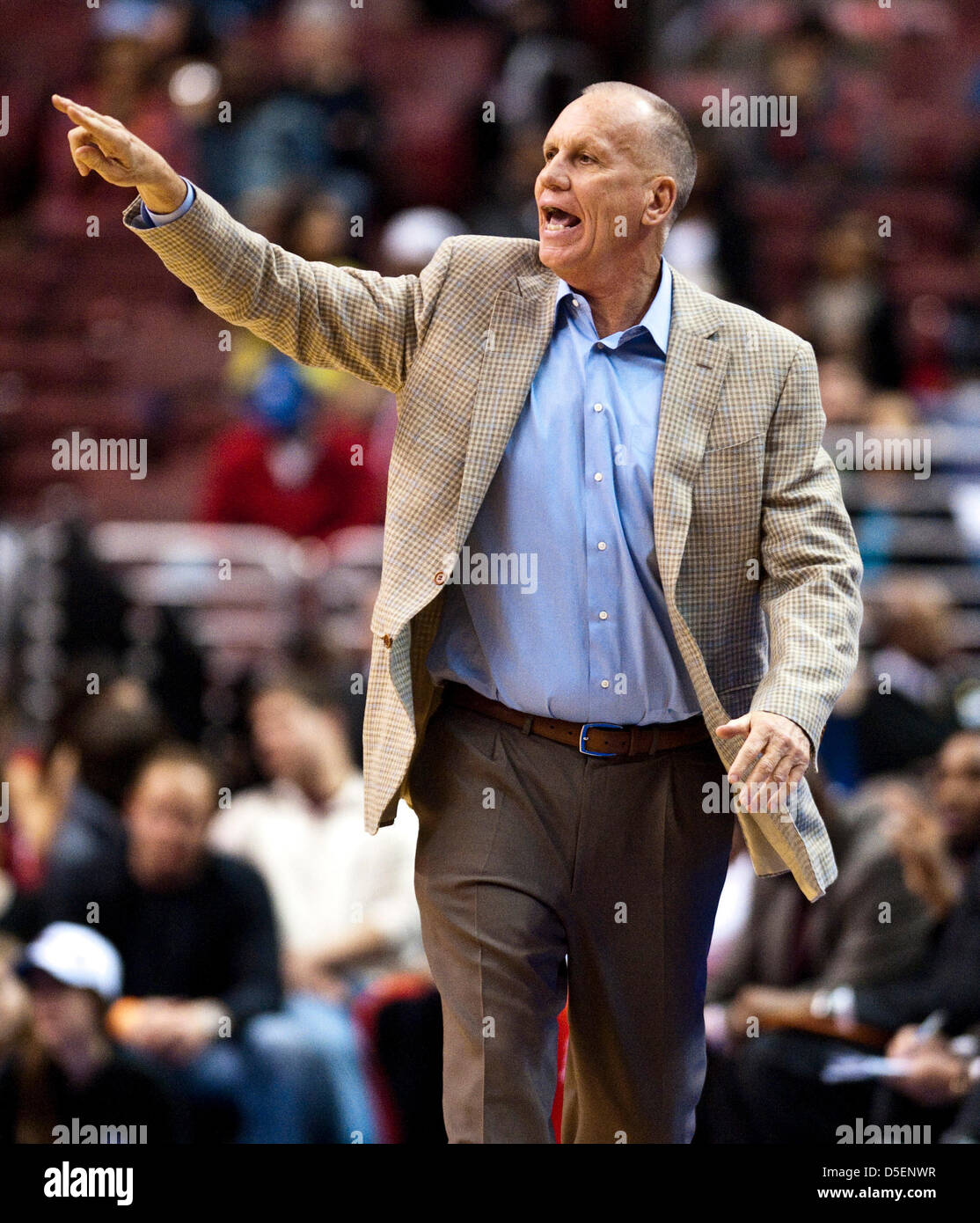 Philadelphie, Pennsylvanie, USA. 30 mars, 2013. 76ers' entraîneur en chef Doug Collins au cours de l'action entre la NBA Charlotte Bobcats et les Philadelphia 76ers au Wells Fargo Center de Philadelphie, Pennsylvanie. Les 76ers défait les Bobcats !00-92. Banque D'Images