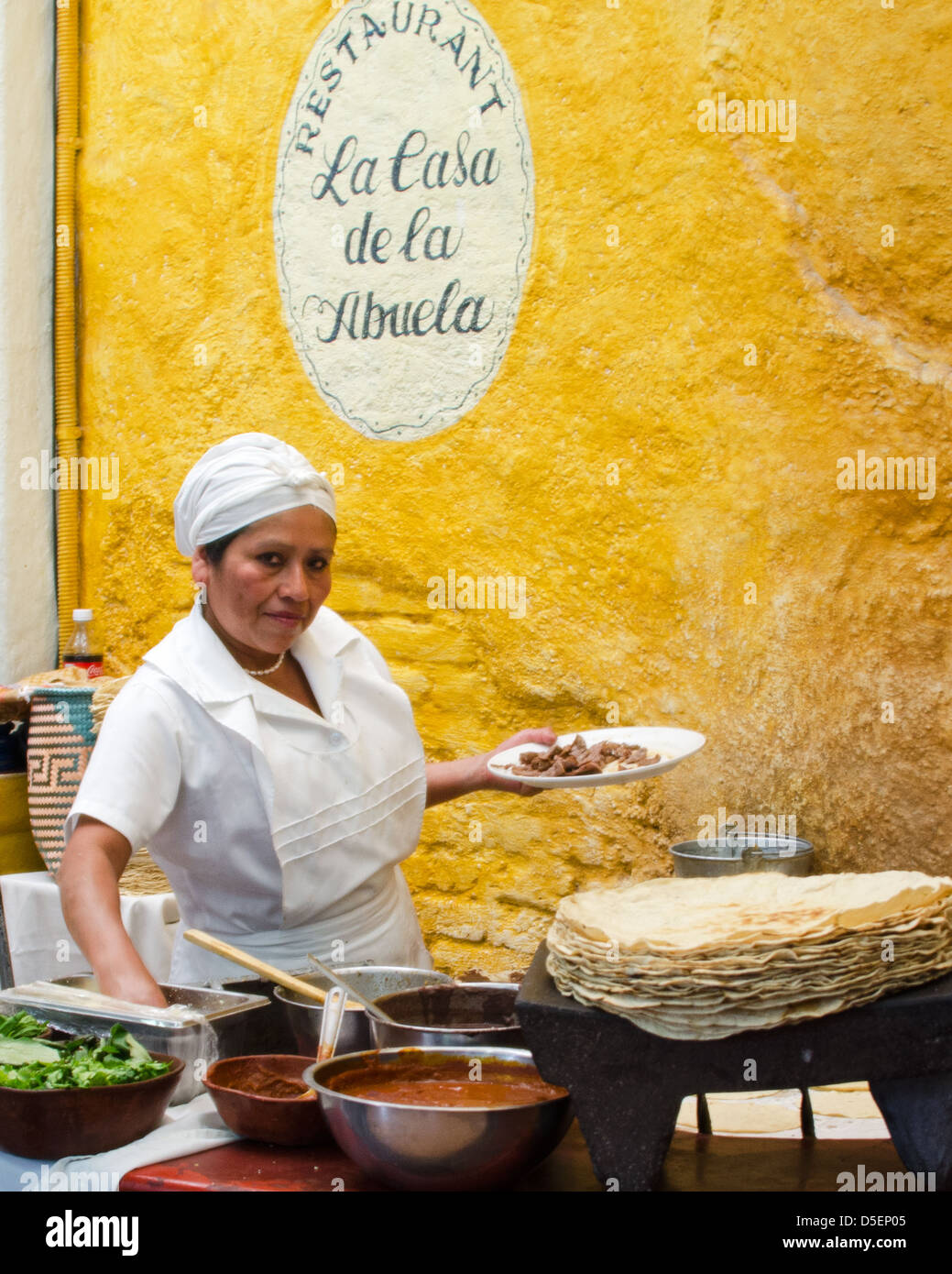 Chef à la Casa de la Abuela, un restaurant spécialisé dans la cuisine typique d'Oaxaca, sur le Zocalo de Oaxaca de Juarez au Mexique. Banque D'Images
