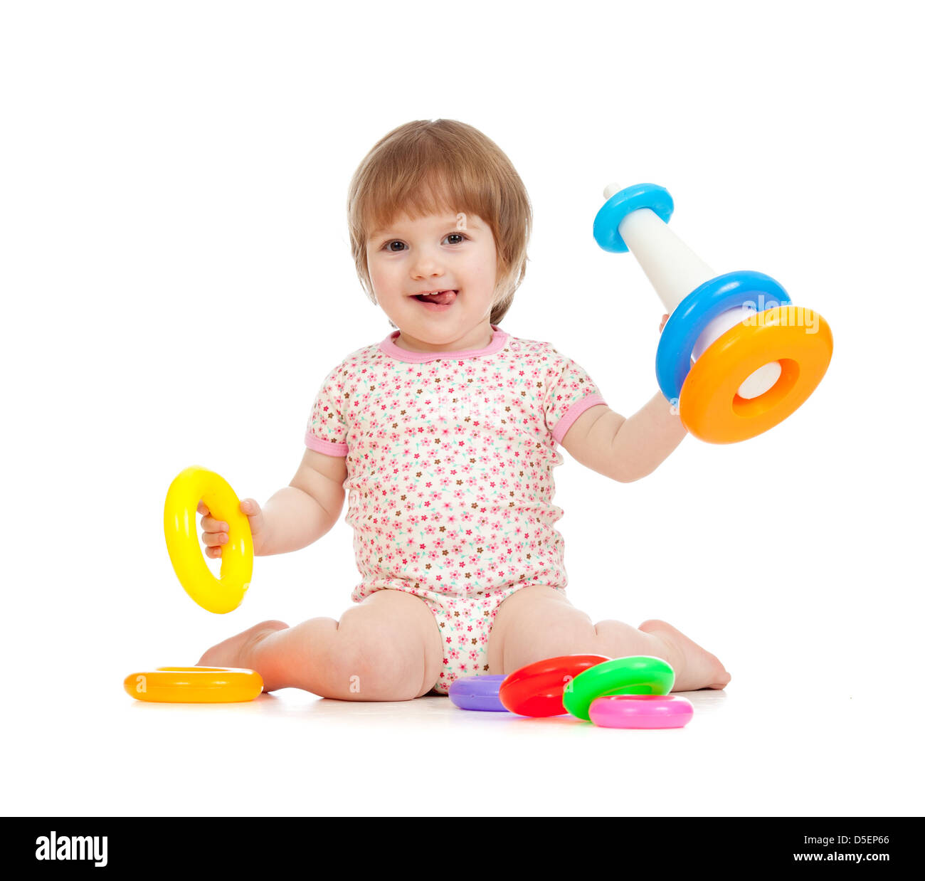 Happy girl monter en pyramide sur le plancher sur fond blanc Banque D'Images