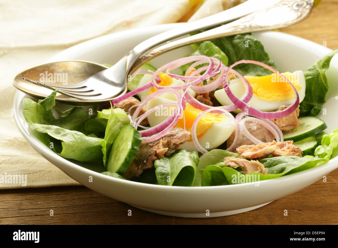 Le Français salade niçoise au thon et oeufs - Banque D'Images