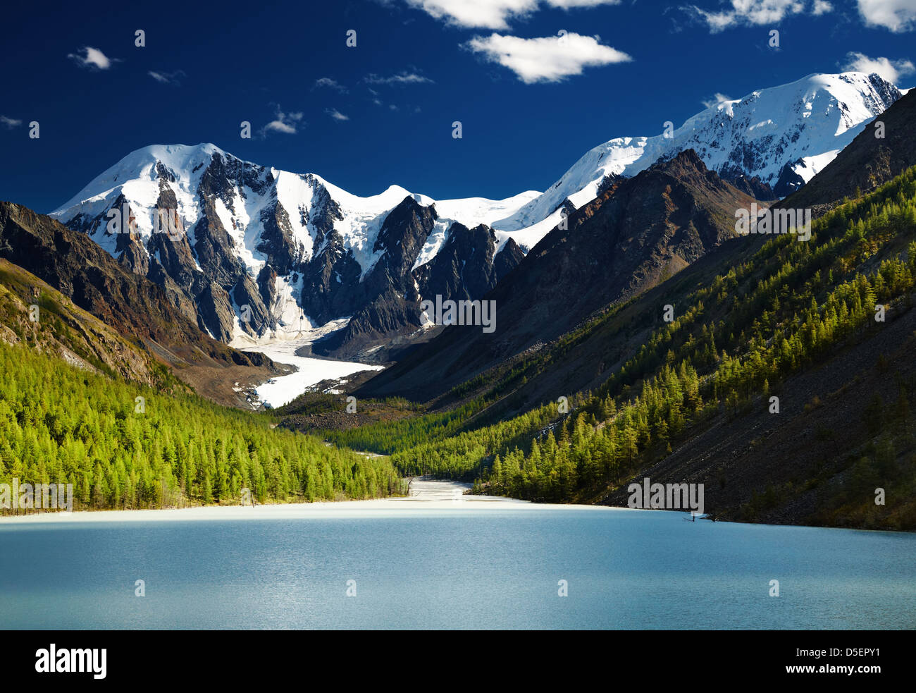 Belle Maashey Lake dans les montagnes de l'Altaï, en Russie, au coucher du soleil Banque D'Images