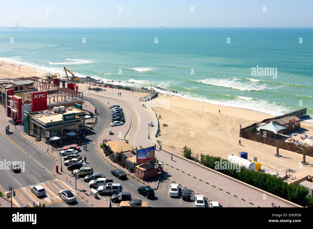 Plage et Route de la Corniche d'Ajman, Émirats Arabes Unis Banque D'Images