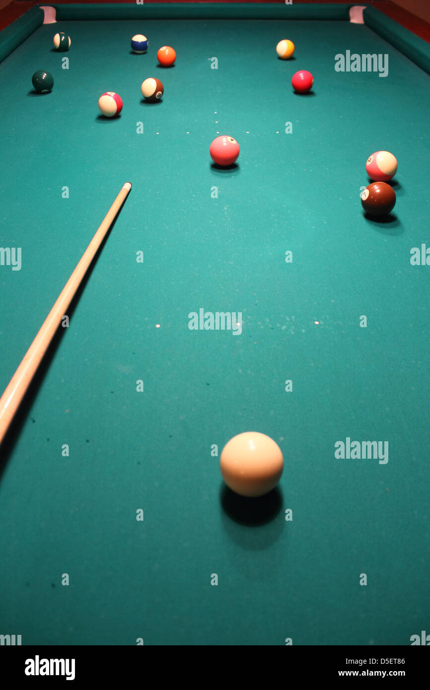 Billard - table de billard avec des boules, ombre et lumière Banque D'Images