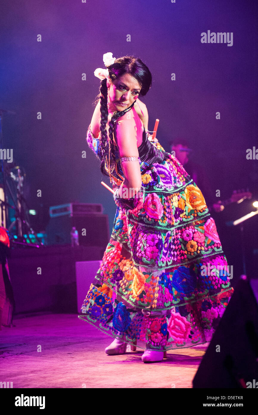 Chicago, USA. 30 mars, 2013. L'auteur-compositeur mexicaine Lila Downs en prestation au Théâtre du congrès à Chicago, Etats-Unis. Crédit : Max Herman/Alamy Live News Banque D'Images