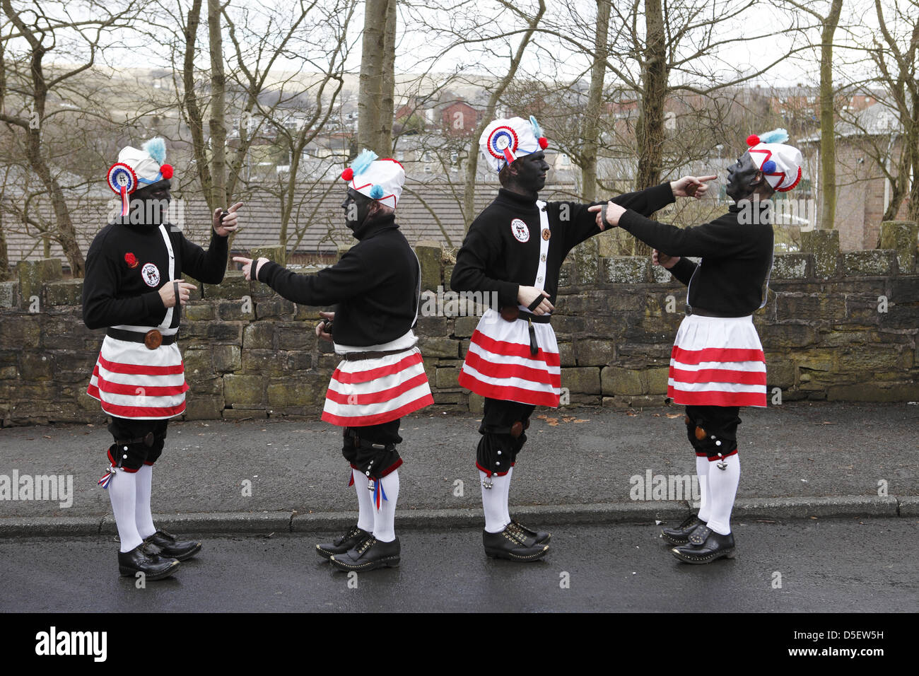 Britannia de coprah Danseurs de Bacup, accompagné par Stacksteads Silver Band, danse leur chemin autour de Bacup, UK Le samedi de Pâques Banque D'Images