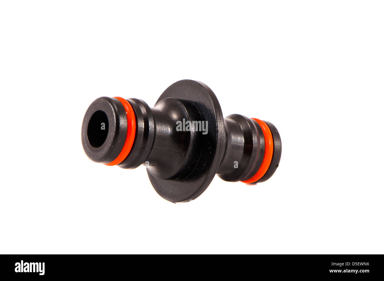 Arrosage de jardin en plastique isolé sur fond blanc Banque D'Images