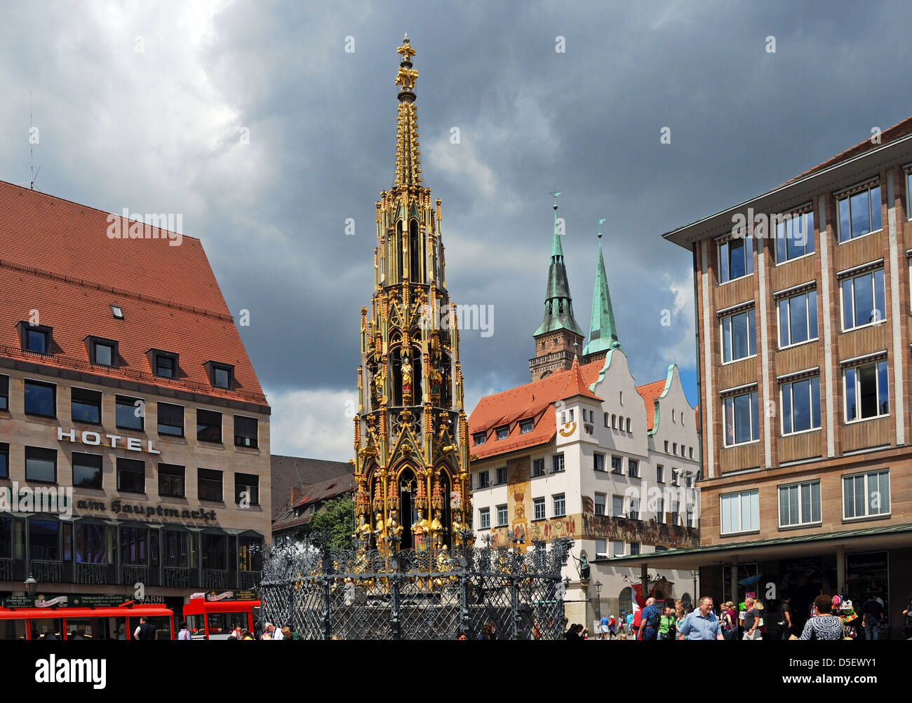 Schoner Brunnen (belle fontaine) sur le marché principal, Nuremberg, Bavière, Allemagne, Europe de l'Ouest. Banque D'Images