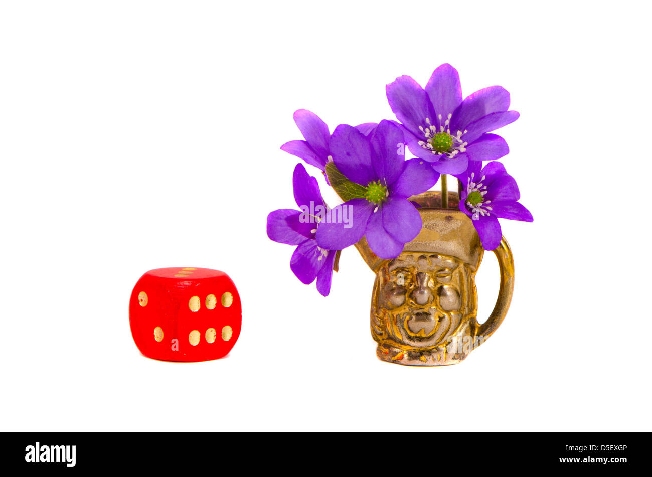 Dés rouge et laiton vase avec fleurs violettes isolated on white Banque D'Images