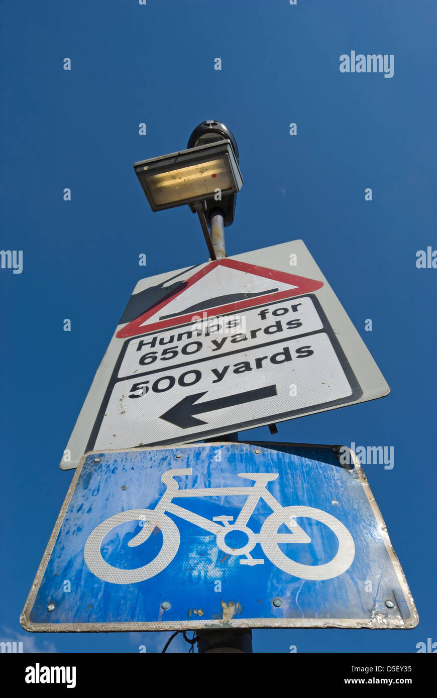La signalisation routière indiquant une randonnée à vélo et la route de bosses, ou d'âne, Twickenham, Middlesex, Angleterre Banque D'Images