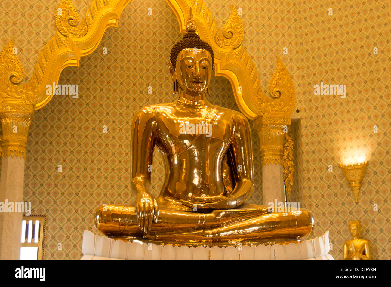 La statue de Bouddha en or massif Wat Traimit, Bangkok, Thaïlande Banque D'Images