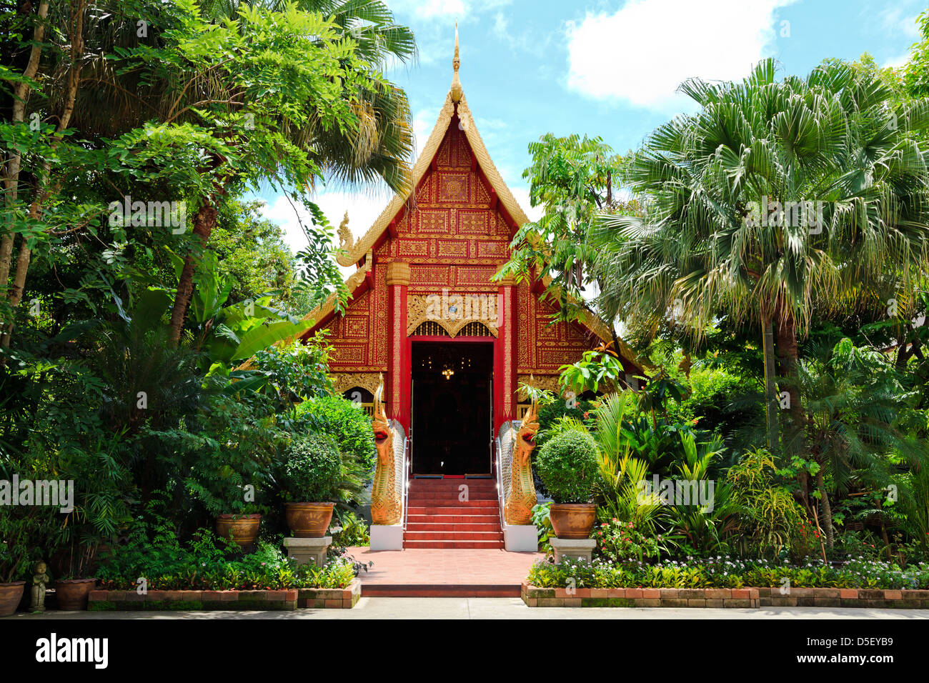 Temple bouddhiste dans le nord de la Thaïlande, belle église bouddhiste parmi la forêt verte. Banque D'Images