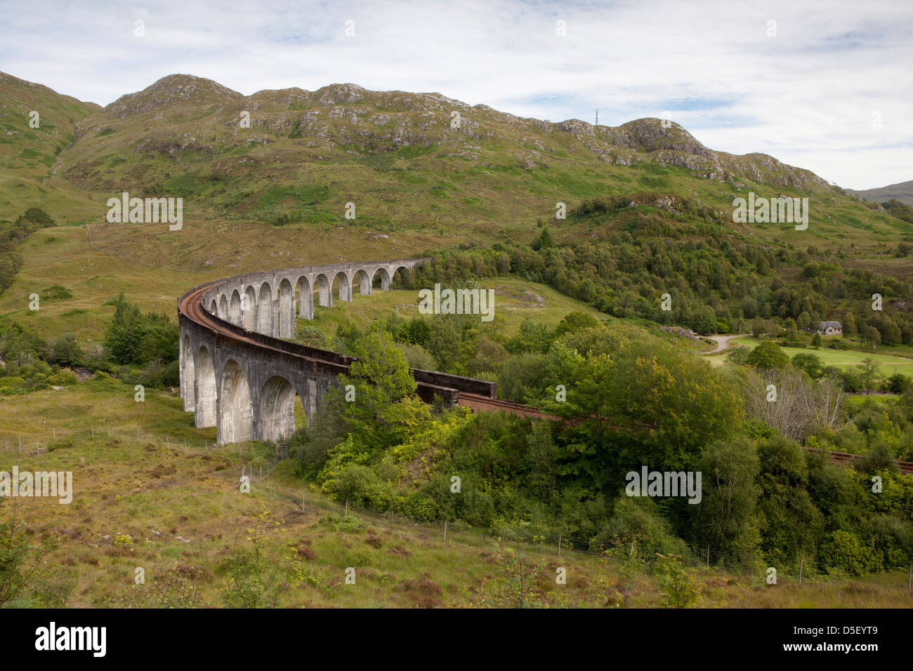 Viaduc de Glenfinnan, où un train à vapeur touristique traverse tous les jours, Highlands, Scotland Banque D'Images
