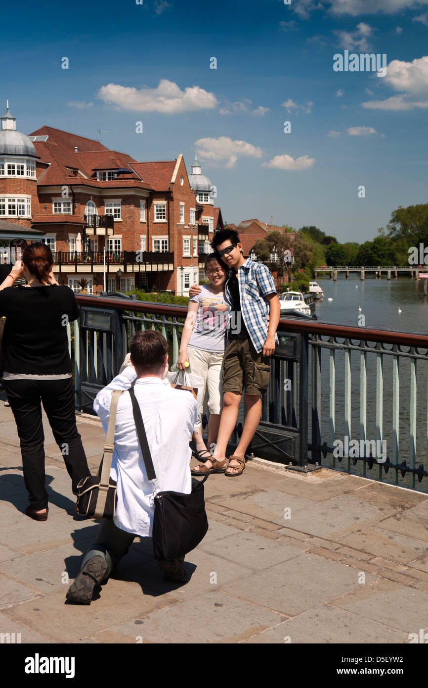 L'Angleterre, Berkshire, Windsor, les touristes ayant photographie prise sur le pont sur la rivière Thames Banque D'Images