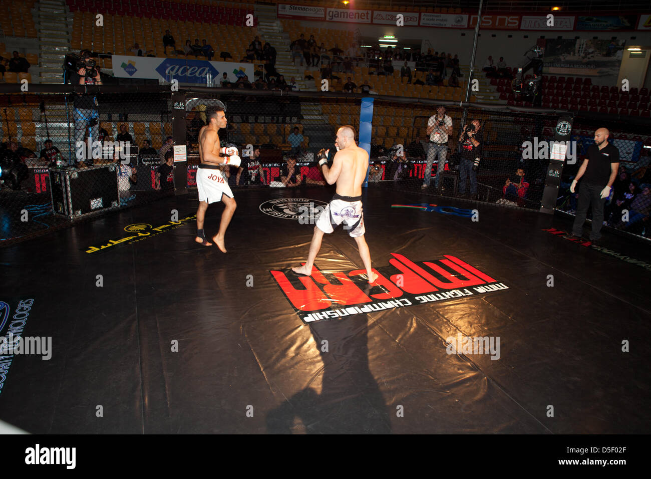 MMA Fighting Championship 2013 Rome, le match entre Mohamed Byadi Simo (Global martiale) et la société Nanosetti Gladiateurs. Banque D'Images