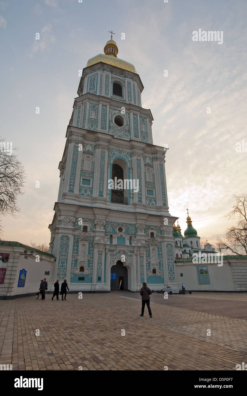 Clocher blanc et Azur, cathédrale Saint-Michel, église orthodoxe d'Ukraine, Kiev, Ukraine Banque D'Images