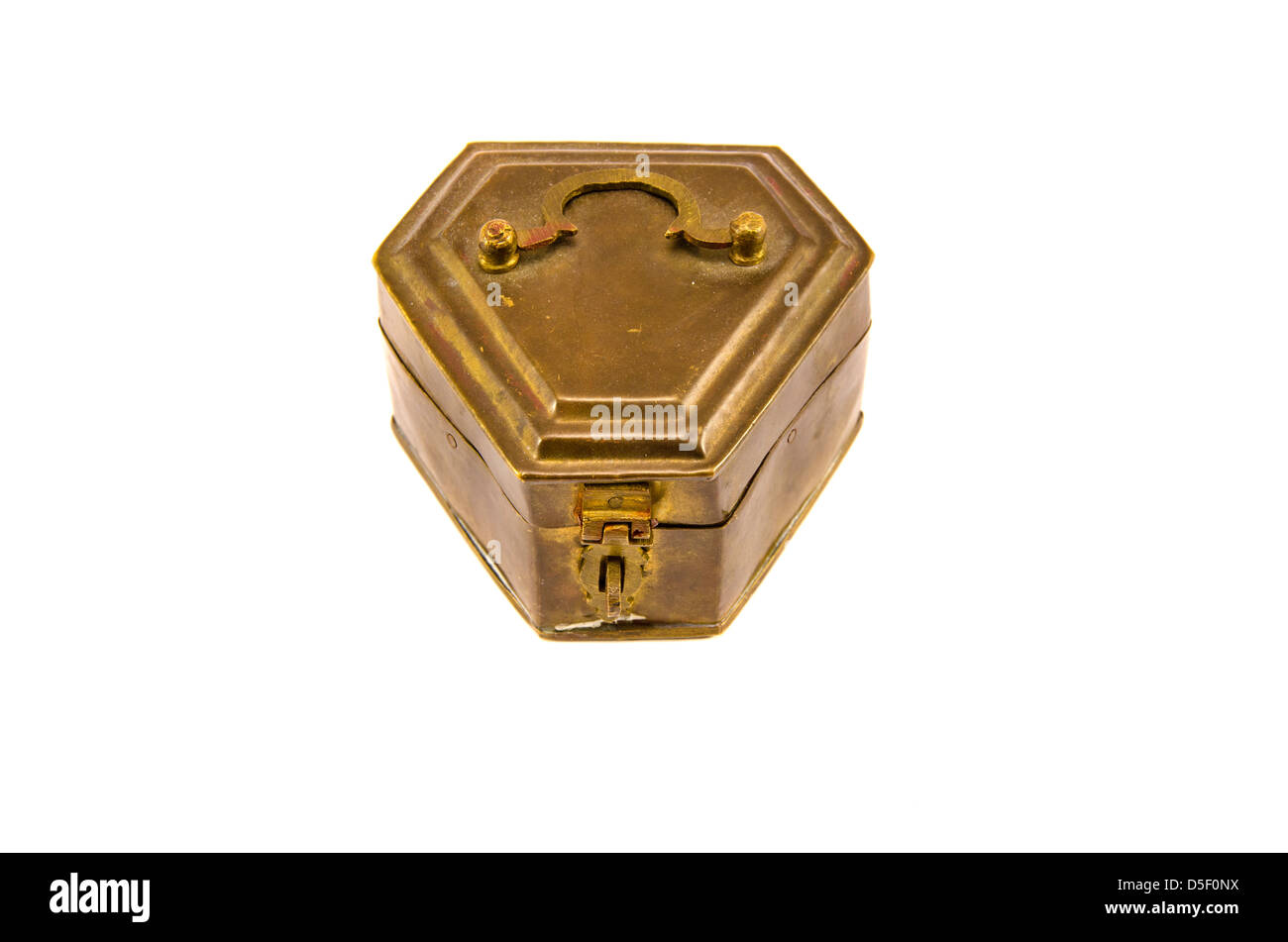 Laiton rétro fait main fort isolé sur fond blanc Banque D'Images