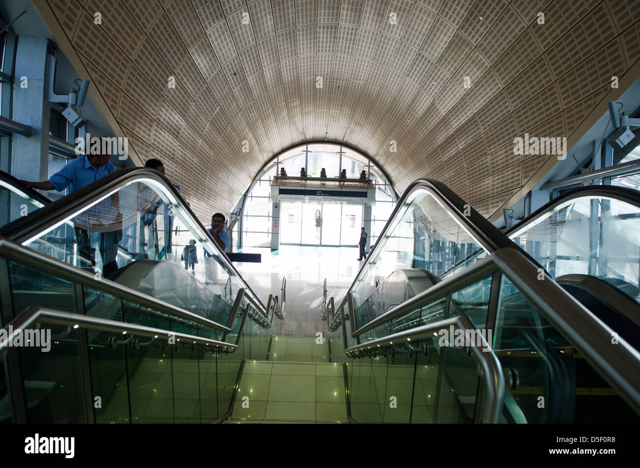 Escaliers mécaniques à l'intérieur de la station de tramway de la Marina de Dubaï Banque D'Images