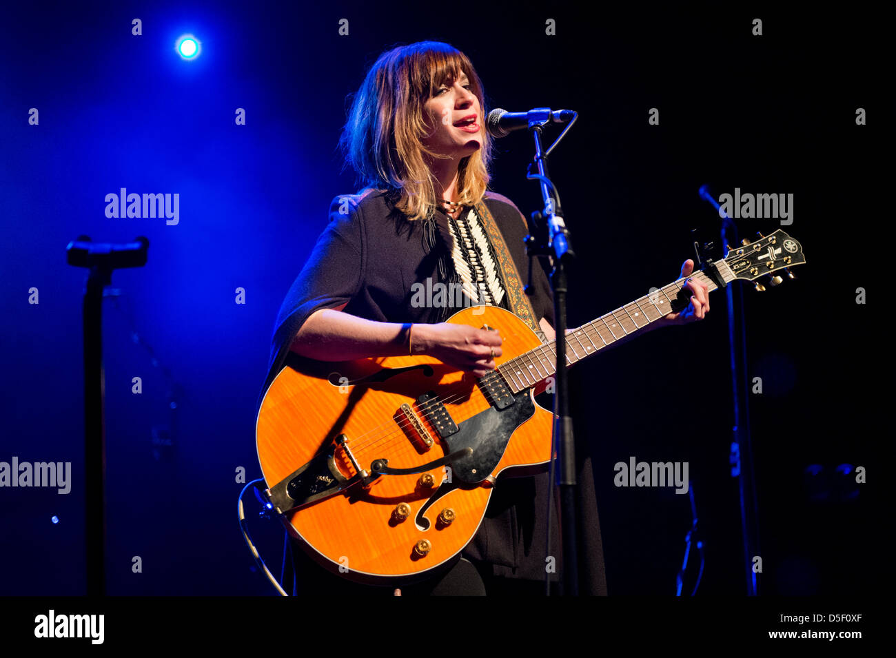 Birmingham, UK. Le chanteur compositeur Nichole Atkins (groupe de rock à l'appui) les anguilles à la Birmingham O2 le 30 mars 2013. Banque D'Images