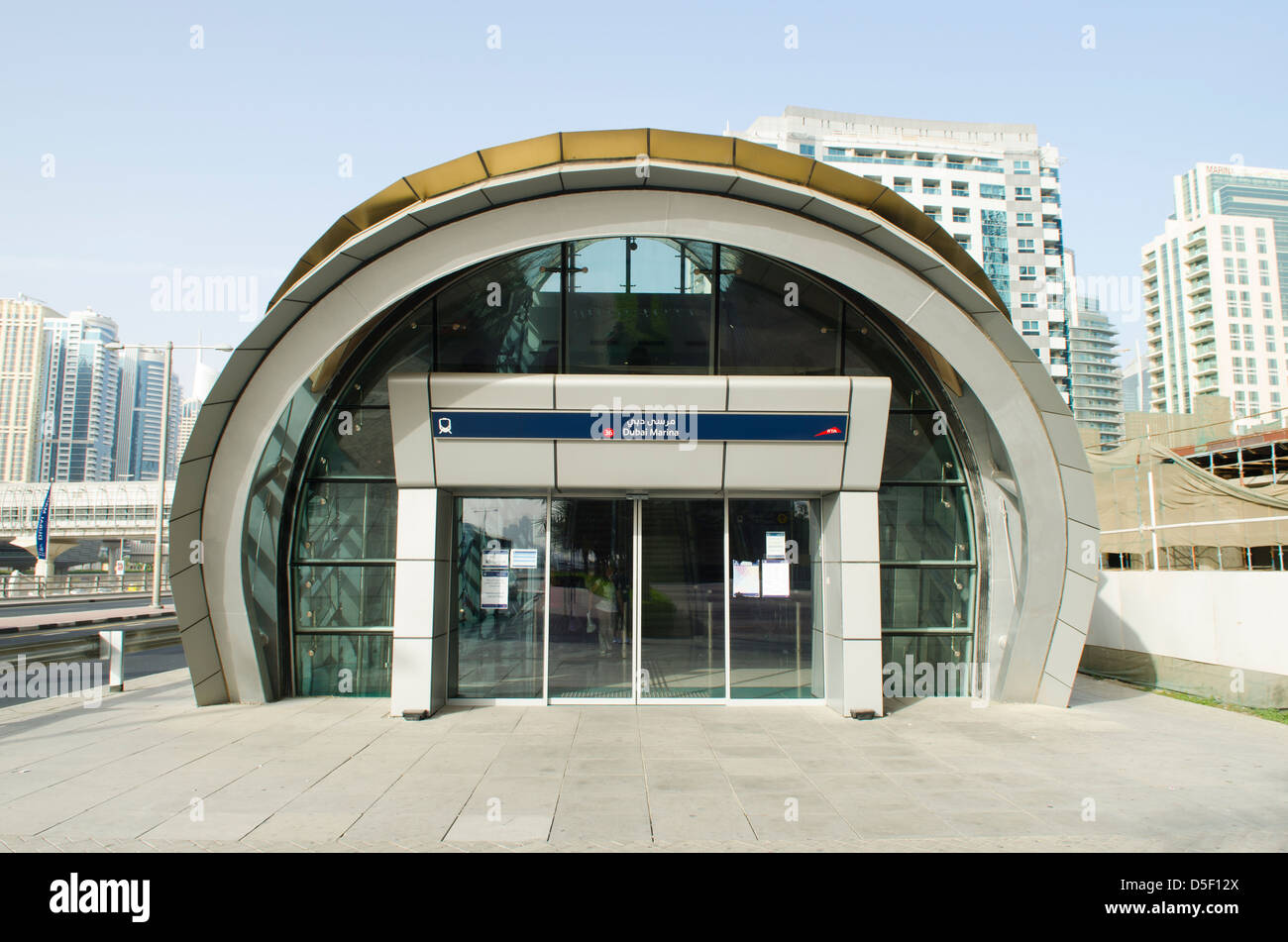 La Marina de Dubaï aux Émirats arabes unis l'entrée du bâtiment de la gare Banque D'Images