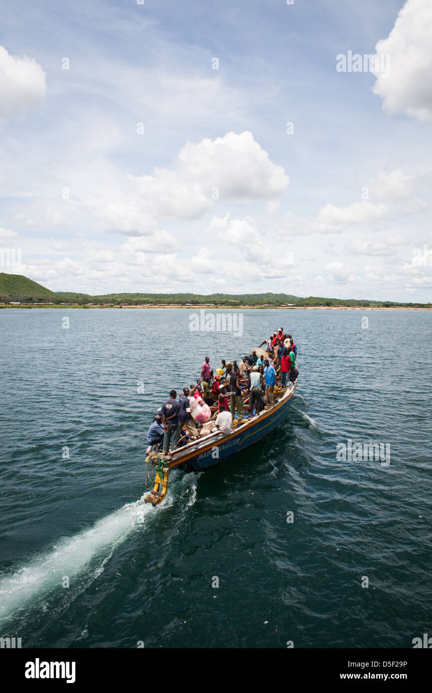 Un bateau à passagers sur le lac Tanganyika, en Tanzanie, en Afrique. Banque D'Images