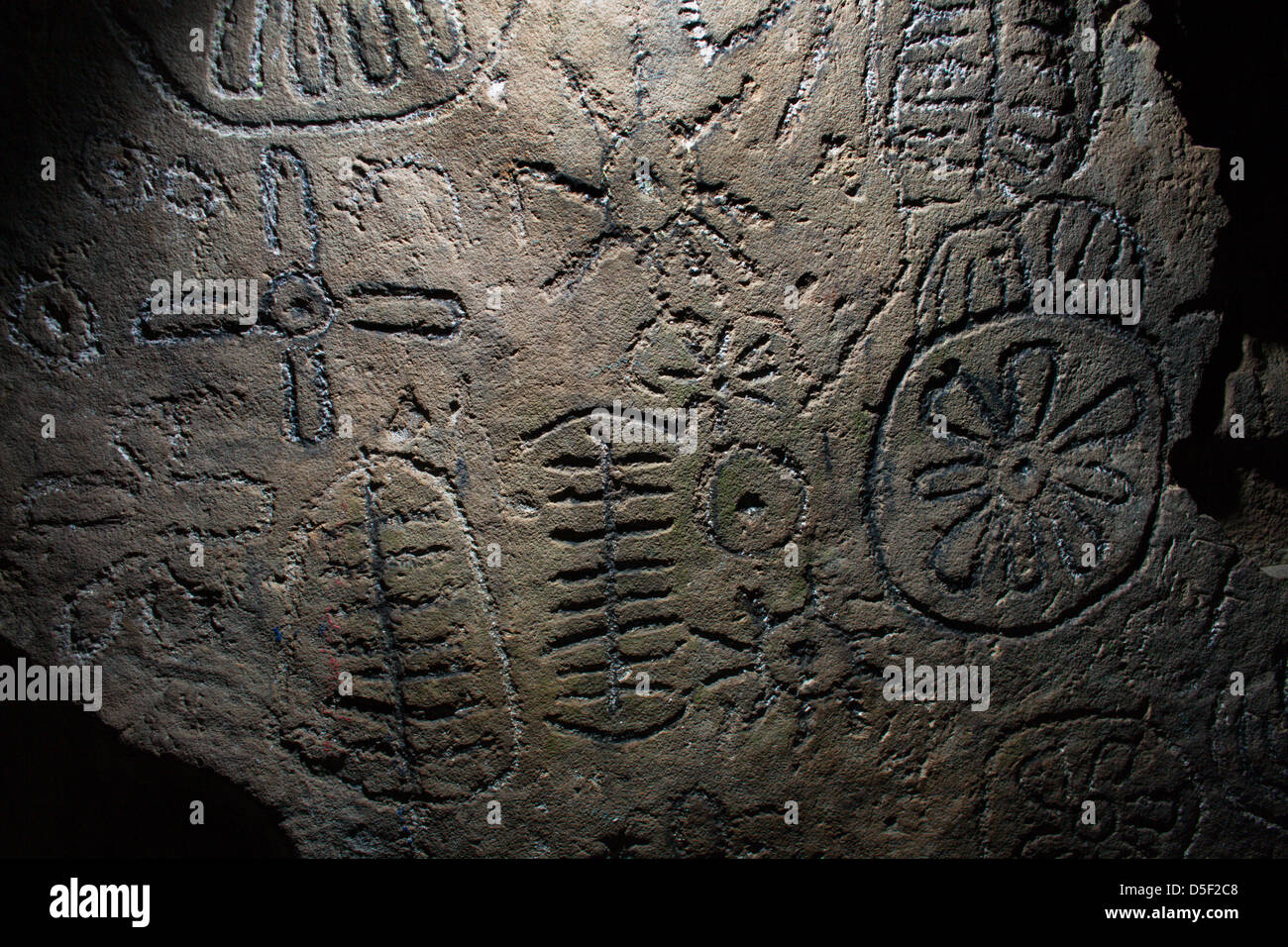 Pétroglyphes mégalithique ( gravures ) dans le passage Loughcrew tombe, comté de Meath, en Irlande. Banque D'Images
