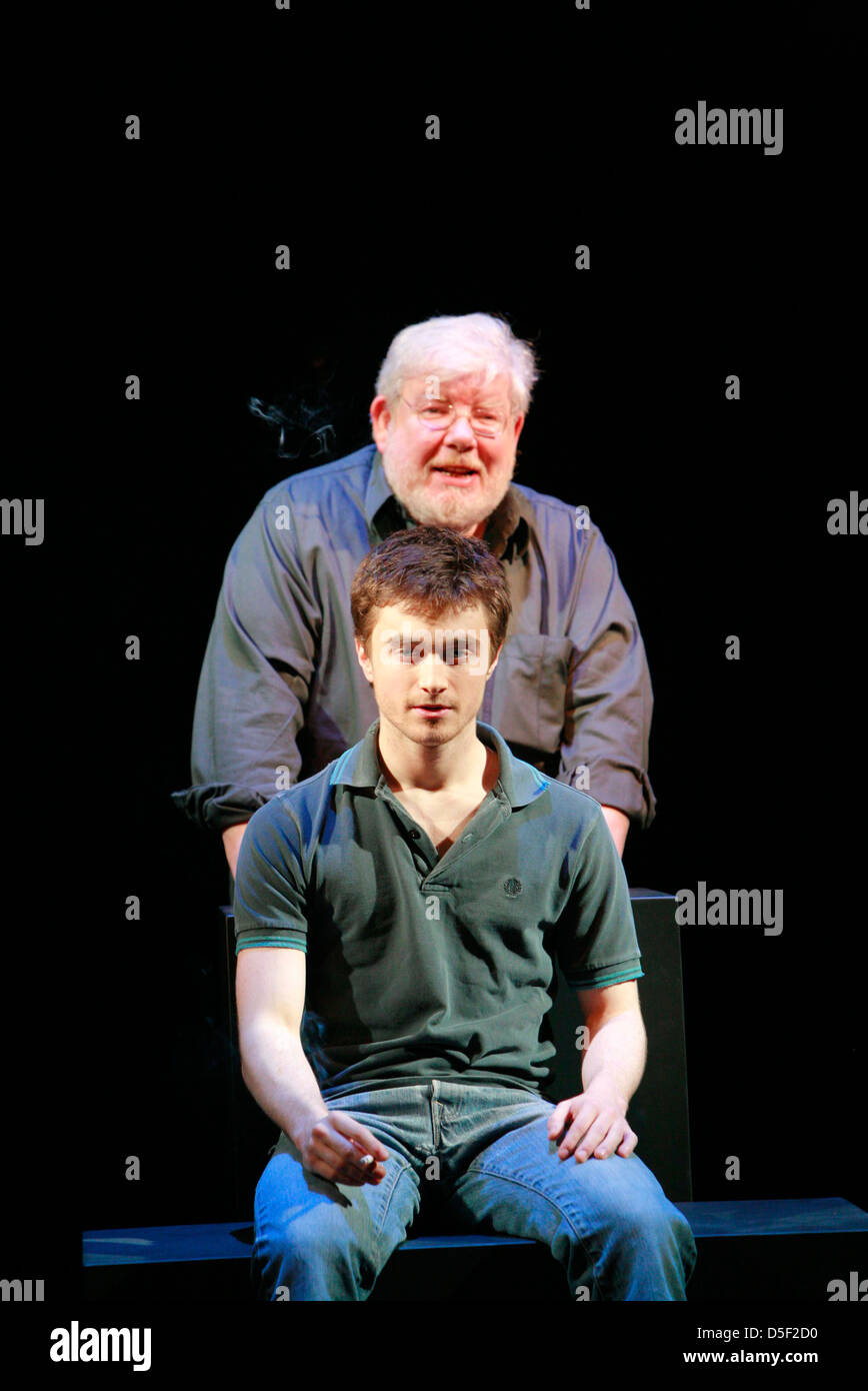 Daniel Radcliffe (Alan Strang), Richard Griffiths (Martin Dysart) à EQUUS par Peter Shaffer au Gielgud Theatre, Londres en 2007 conception: John Napier éclairage: David Hersey directeur: Thea Sharrock Banque D'Images