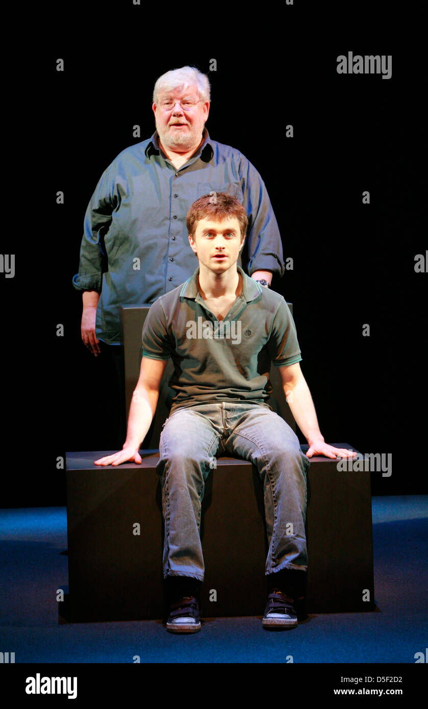 Daniel Radcliffe (Alan Strang), Richard Griffiths (Martin Dysart) à EQUUS par Peter Shaffer au Gielgud Theatre, Londres en 2007 conception: John Napier éclairage: David Hersey directeur: Thea Sharrock Banque D'Images