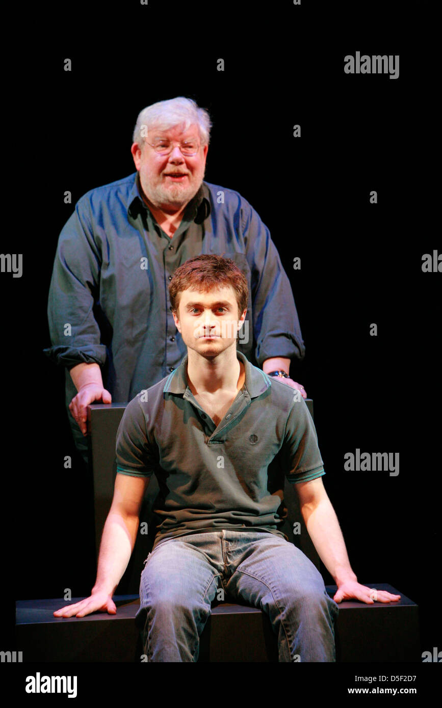 Daniel Radcliffe (Alan Strang), Richard Griffiths (Martin Dysart) à EQUUS par Peter Shaffer au Gielgud Theatre, Londres en 2007 conception: John Napier éclairage: David Hersey directeur: Thea Sharrock Banque D'Images