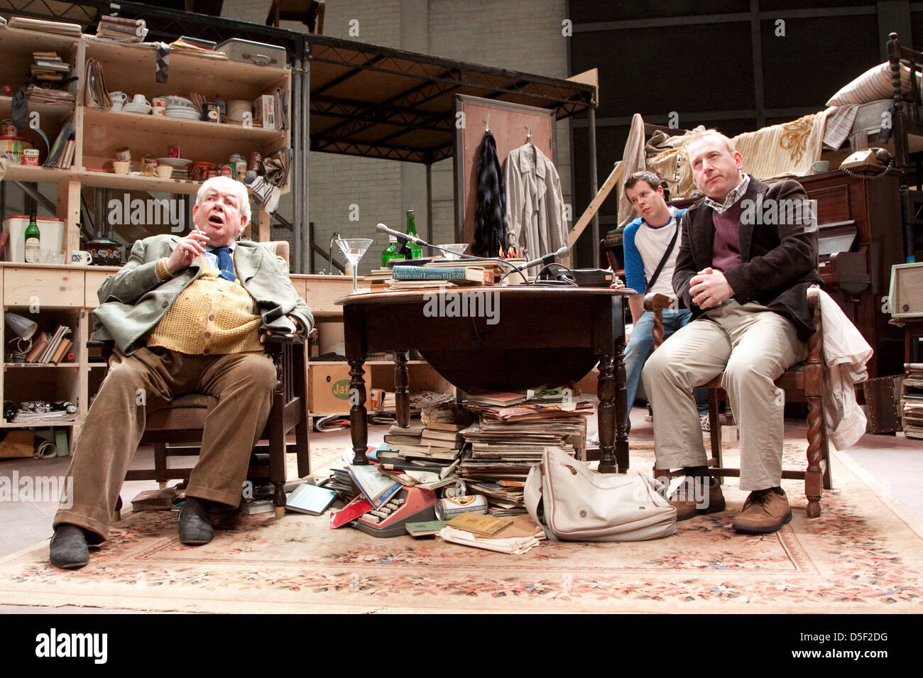 l-r: Richard Griffiths (Fitz / WH Auden), Stephen Wight (Tim / Stuart), Adrian Scarborough (Donald / Humphrey Carpenter) DANS L'HABITUDE DE L'ART par Alan Bennett au Lyttelton Theatre, National Theatre (NT), Londres en 2009 design: Bob Crowley éclairage: Mark Henderson réalisateur: Nicholas Hytner Banque D'Images