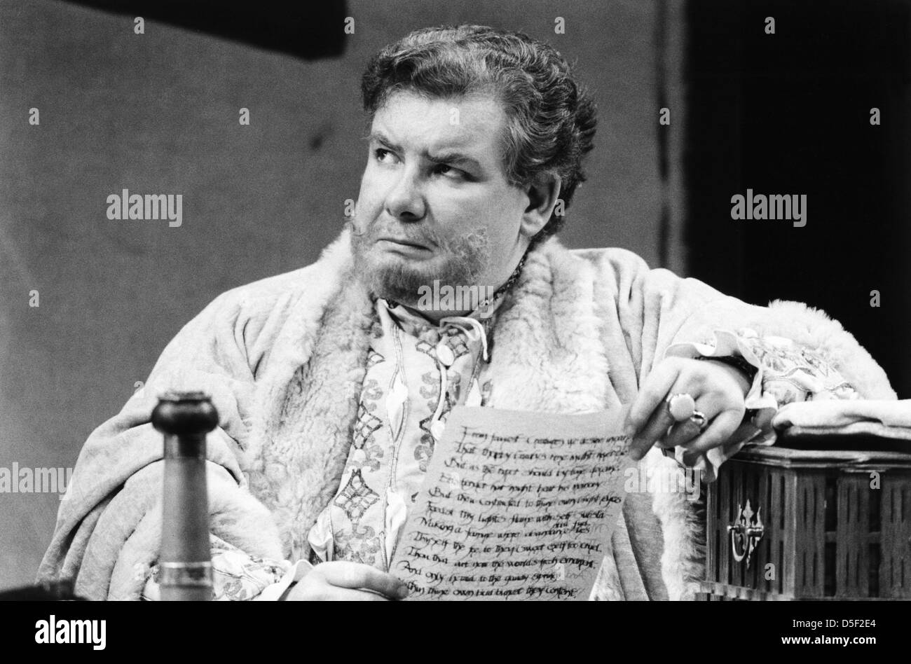 Richard Griffiths comme Roi Henry dans HENRY VIII de Shakespeare. Le RSC 1984 production au Barbican Theatre, Londres Banque D'Images