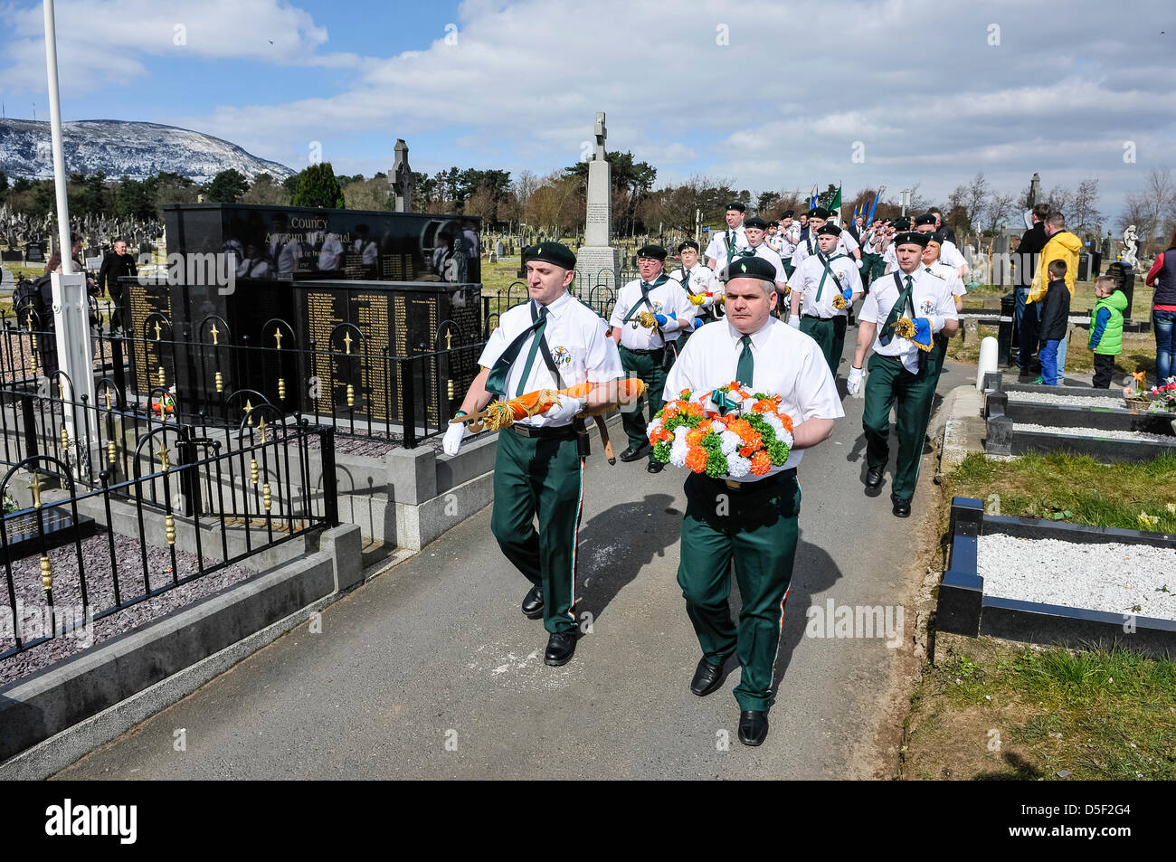 Le Sinn Fein commémorer républicain irlandais tombés bénévoles pendant l'Insurrection de Pâques parade annuelle de commémoration, Belfast, Irlande du Nord. Banque D'Images