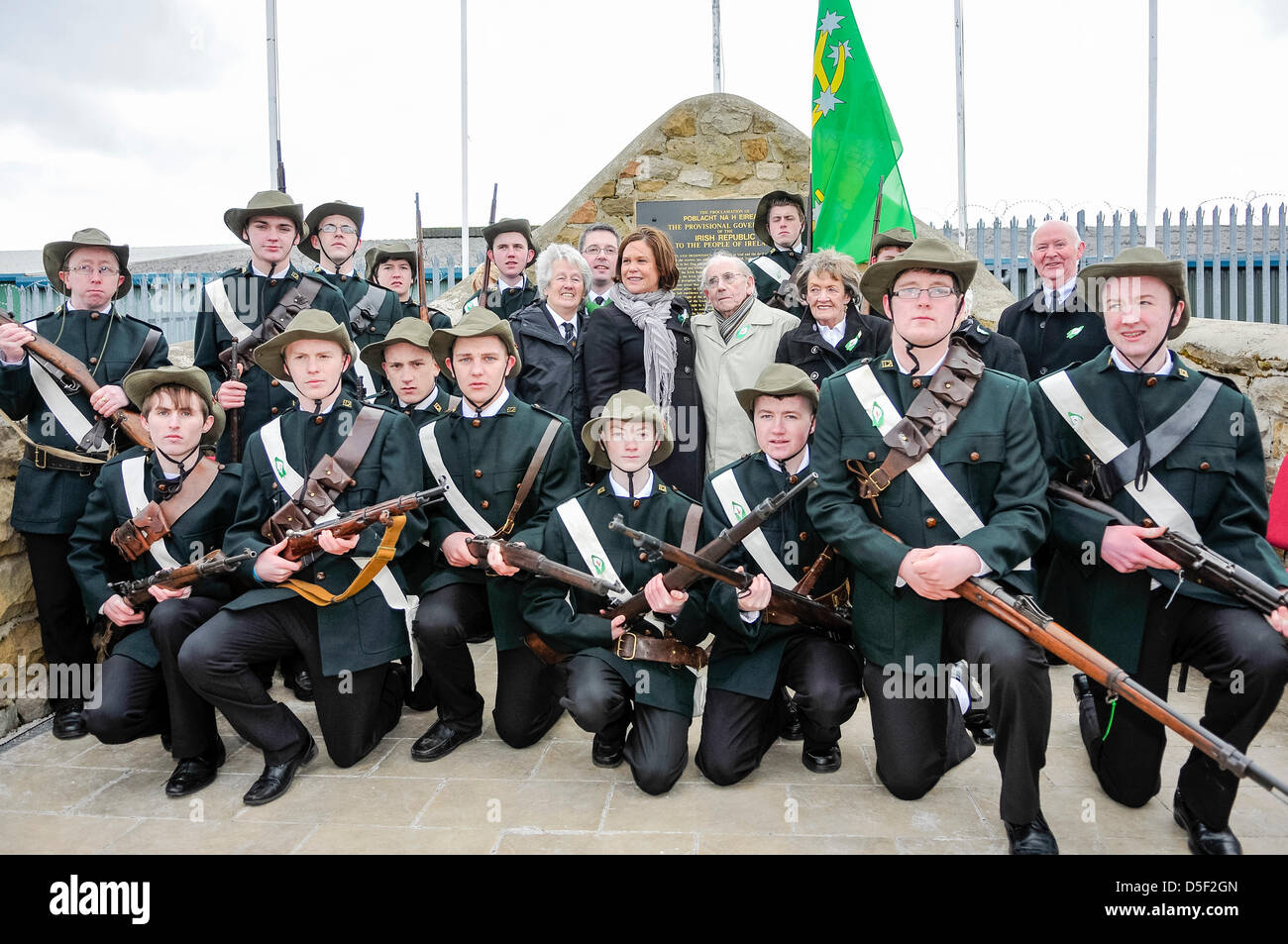 Le Sinn Fein commémorer républicain irlandais tombés bénévoles pendant l'Insurrection de Pâques parade annuelle de commémoration, Belfast, Irlande du Nord. Banque D'Images