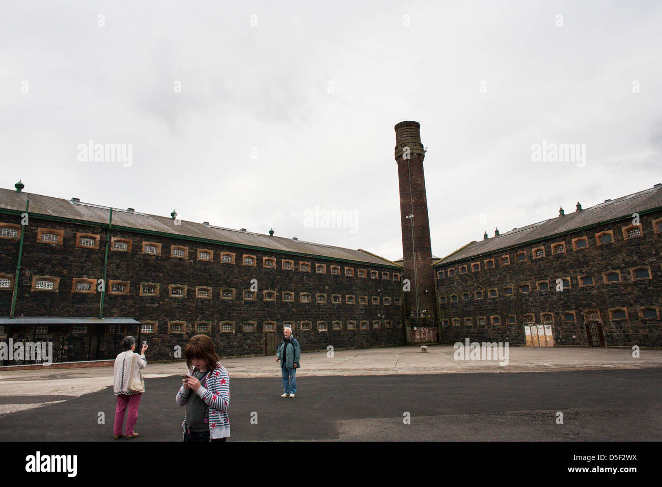 Les touristes visitent la prison de Crumlin Road, Belfast, Irlande du Nord. Banque D'Images