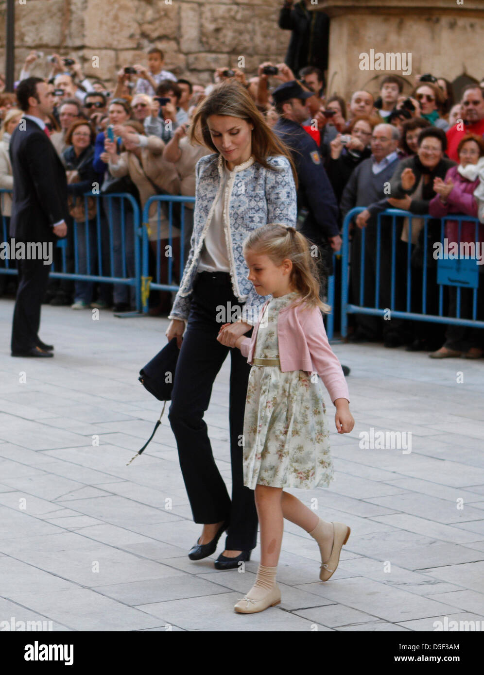 Mallorca, Espagne. 31 mars, 2013. La princesse Letizia d'Espagne et sa fille l'Infante Sofia arrivent à la cathédrale de Palma de Majorque pour assister à une messe de Pâques à Palma de Majorque, sur l'île de Majorque. Credit : zixia/Alamy Live News Banque D'Images
