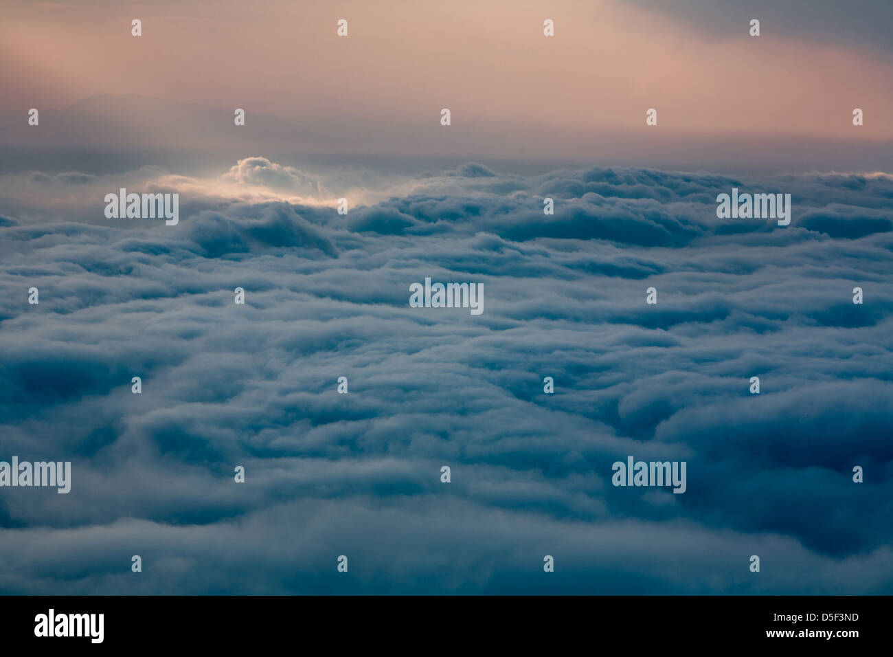Au-dessus des nuages Banque D'Images