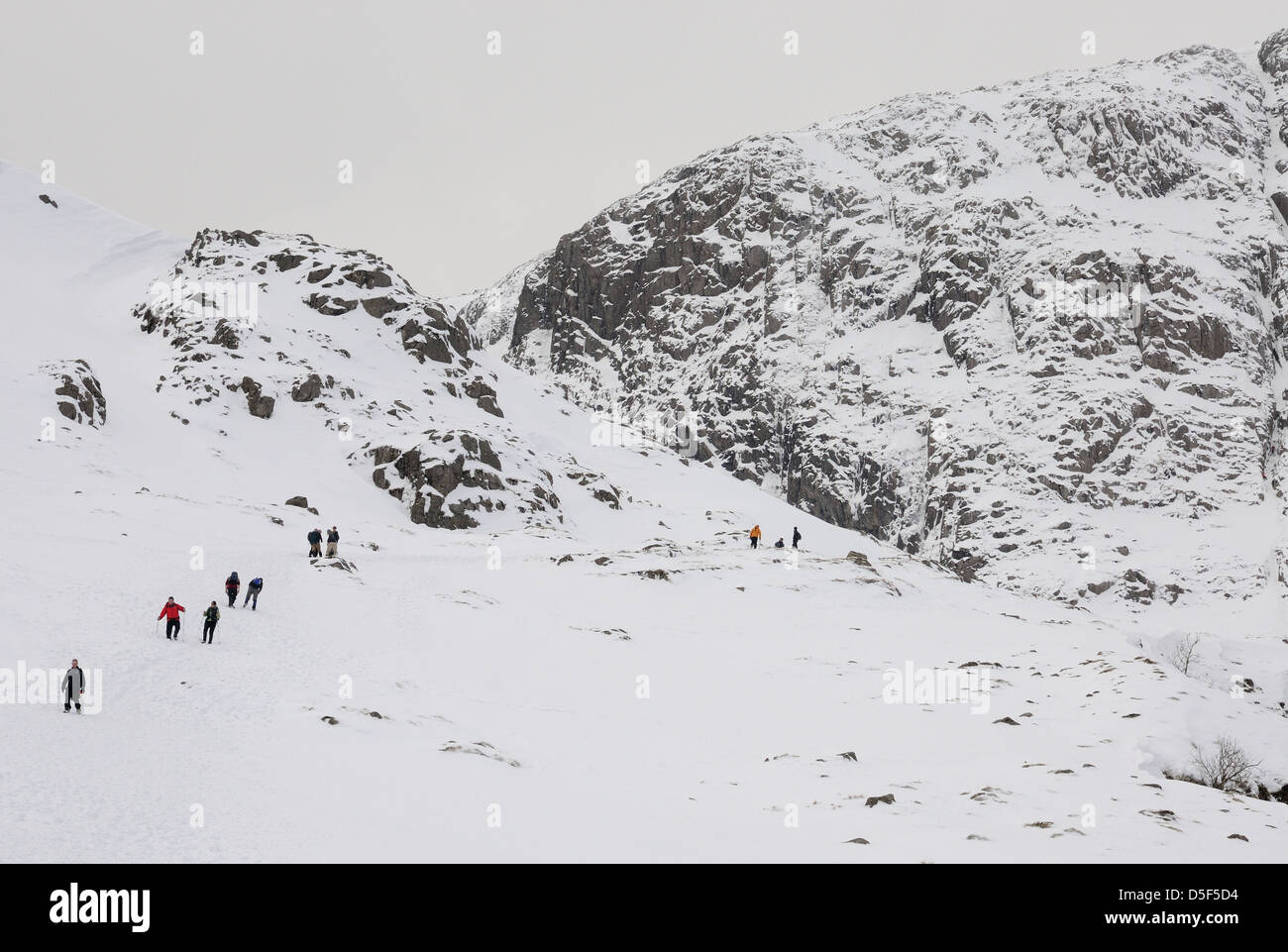 Les marcheurs l'ascension de la voie par Ruddy Gill vers Grand fin en hiver dans le Lake District Banque D'Images