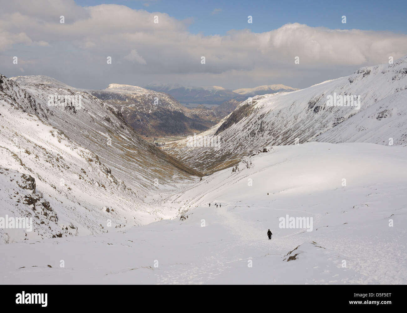 Les marcheurs de céréales croissant Gill en hiver dans le Lake District Banque D'Images