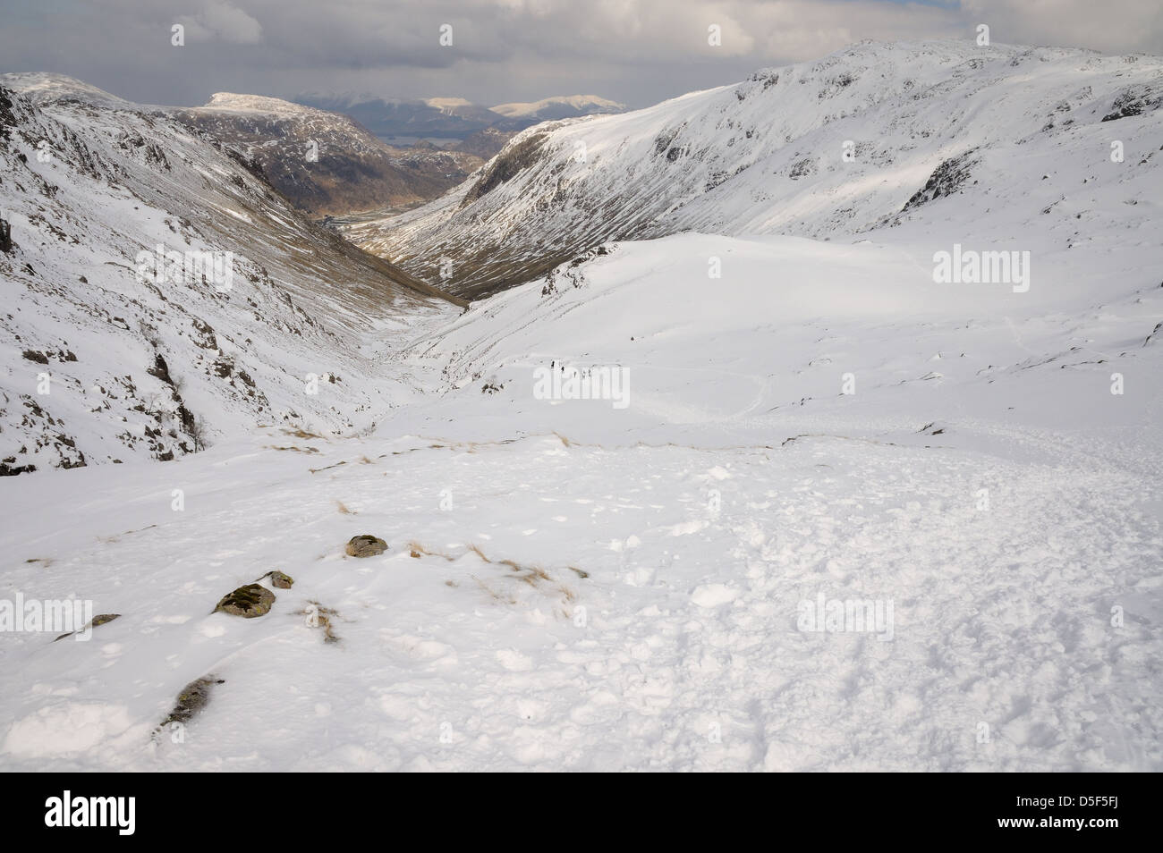 Le sentier Gill céréales en hiver dans le Lake District Banque D'Images
