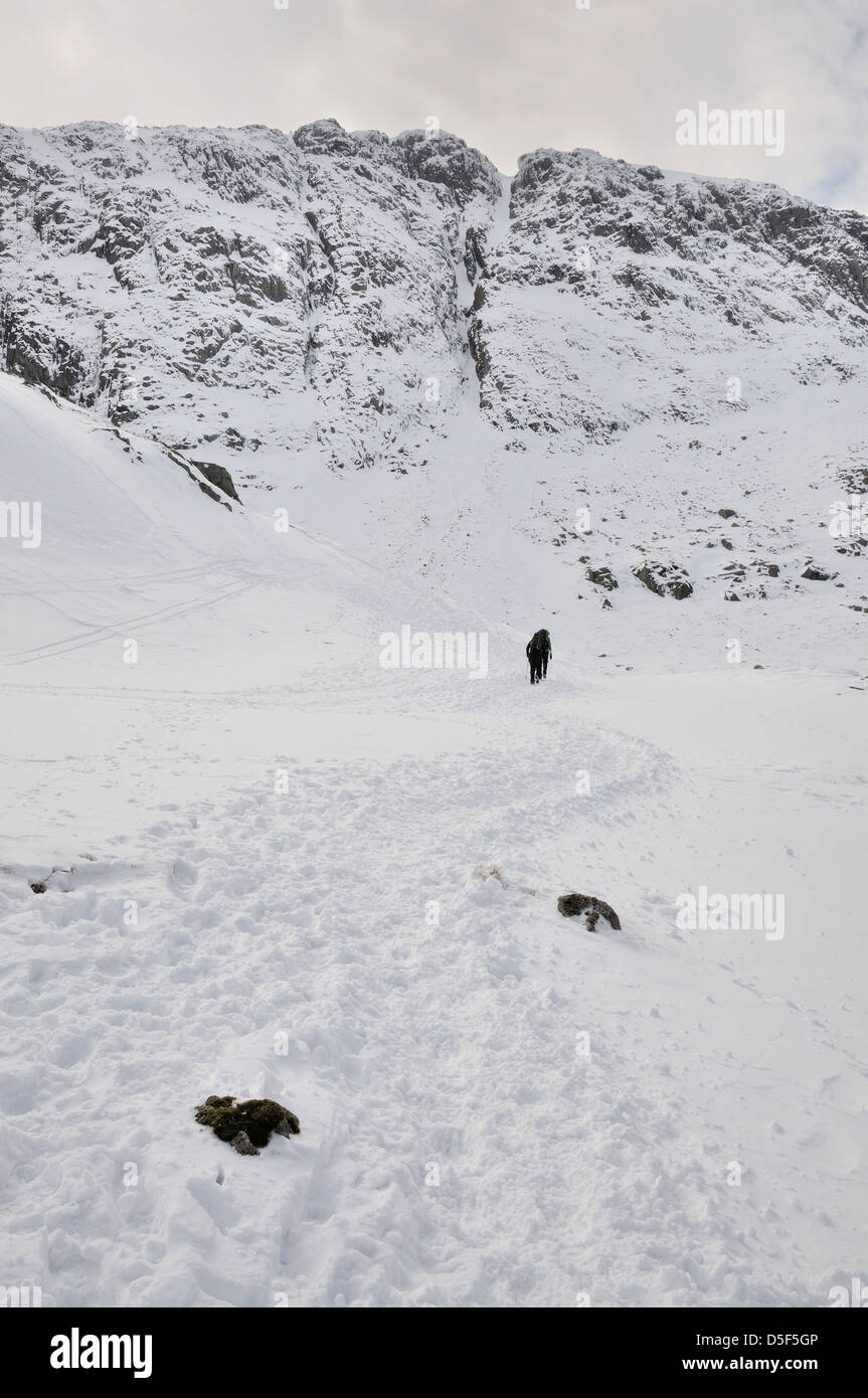 Les marcheurs approcher grand fin et central gully en hiver dans le Lake District Banque D'Images