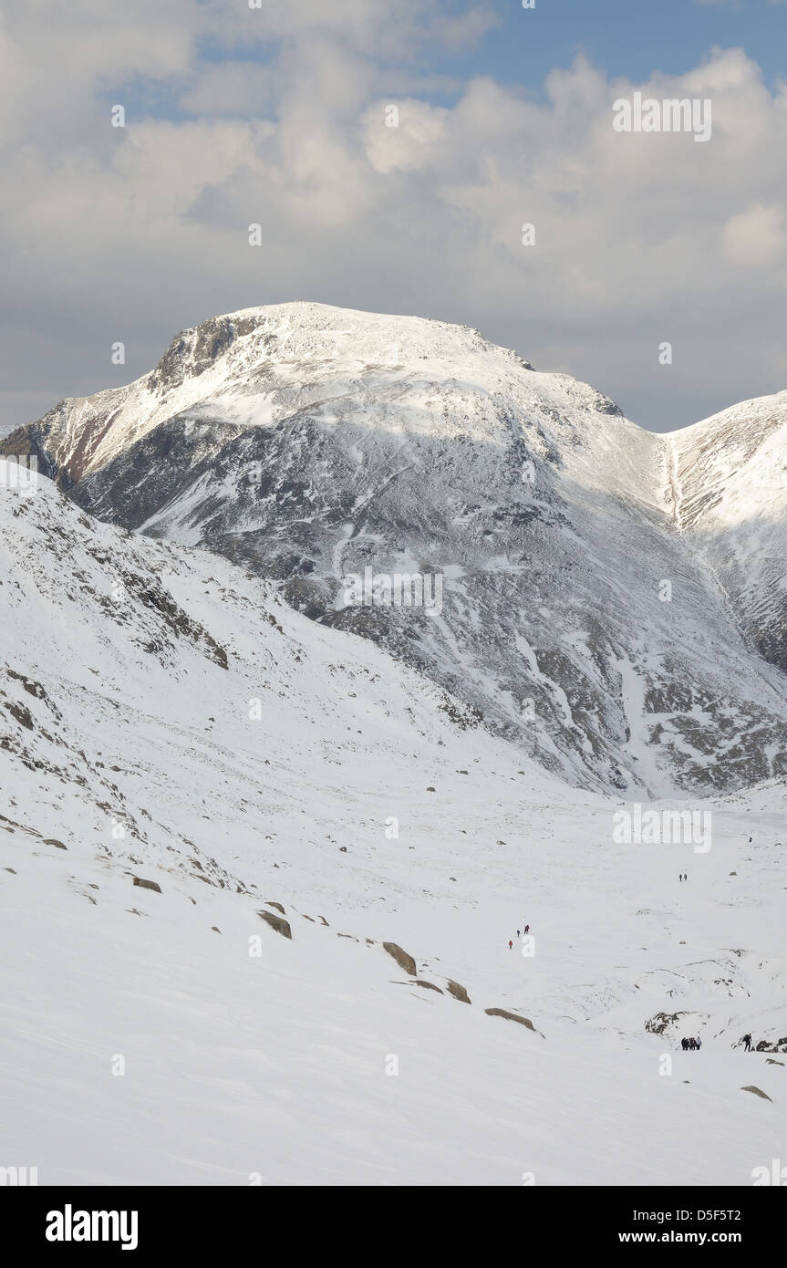 Vue Portrait de Grand Gable de Esk Hause, Lake District. Les marcheurs en premier plan pour l'échelle Banque D'Images