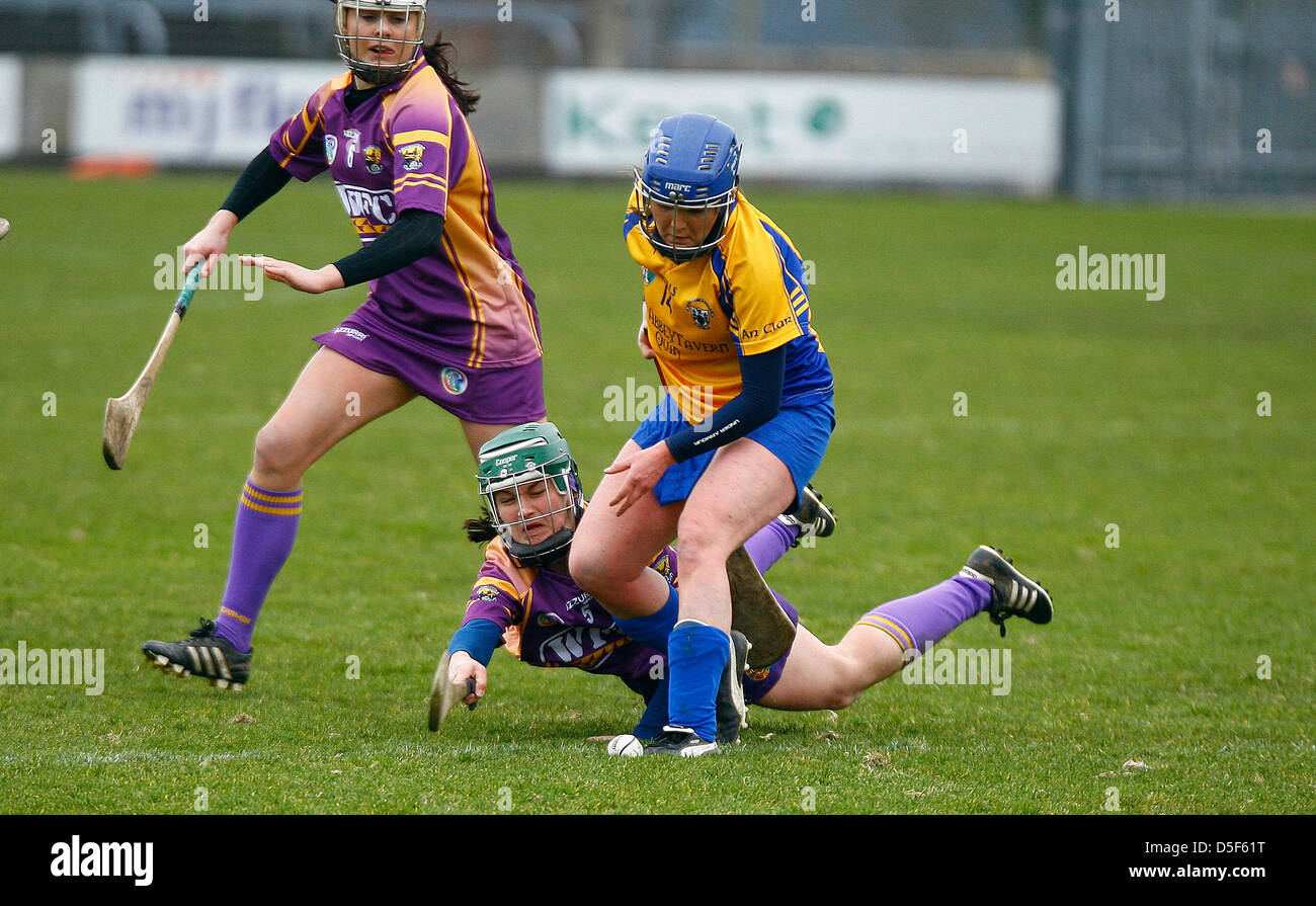 31.03.2013- Wexford GAA Park, Irlande (5) NOELEEN LAMBERT (Wexford) en action contre (14) Claire McMAHON de Clare. Irish Daily Star Camogie National League Division 1 Banque D'Images