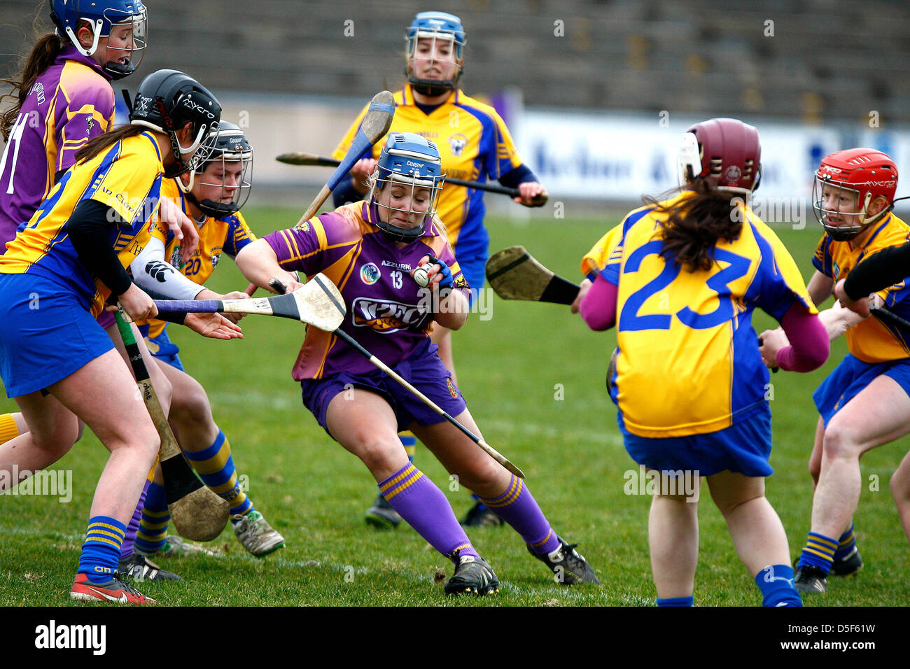 31.03.2013- Wexford GAA Park, Irlande (13) KATRINA PARROCK (Wexford) en action contre (20) LAURA McMAHON de Clare. Irish Daily Star Camogie National League Division 1 Banque D'Images